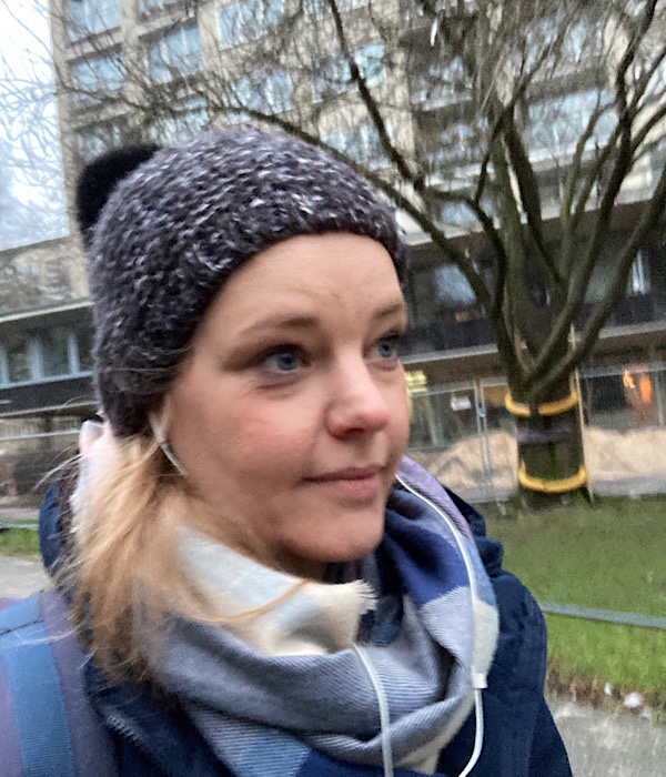 Frau mit Mütze und Tuch