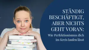 Katrin Scheffler stützt Kopf nachdenklich auf Bücherstapel - Blogartikel: Ständig beschäftigt, aber nichts geht voran