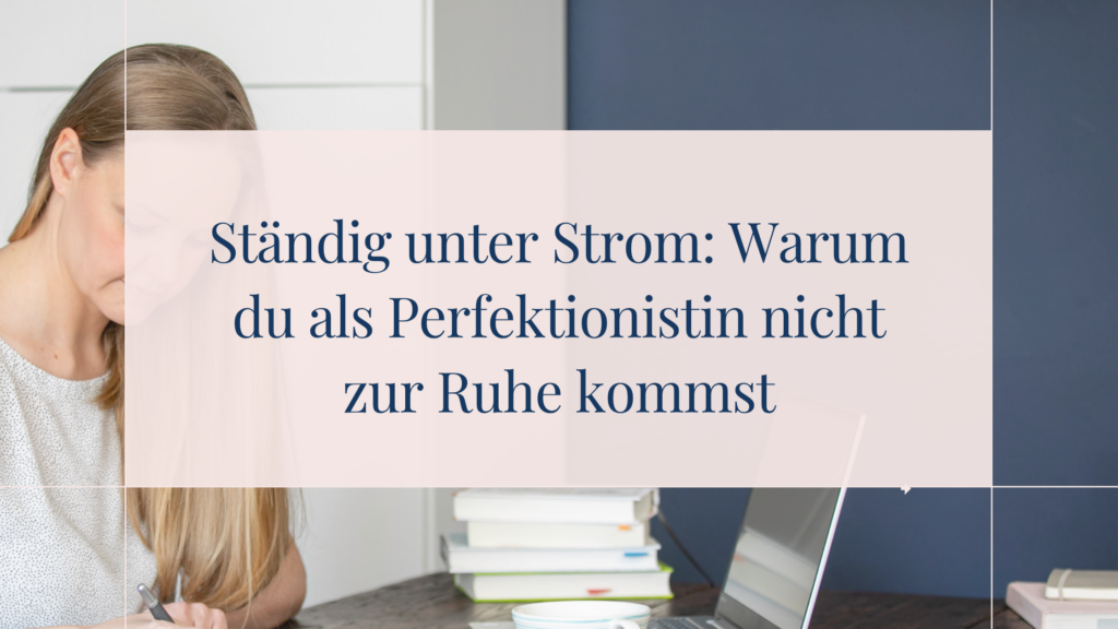 Erschöpfte Frau am Schreibtisch, die als Perfektionistin nicht zur Ruhe kommt