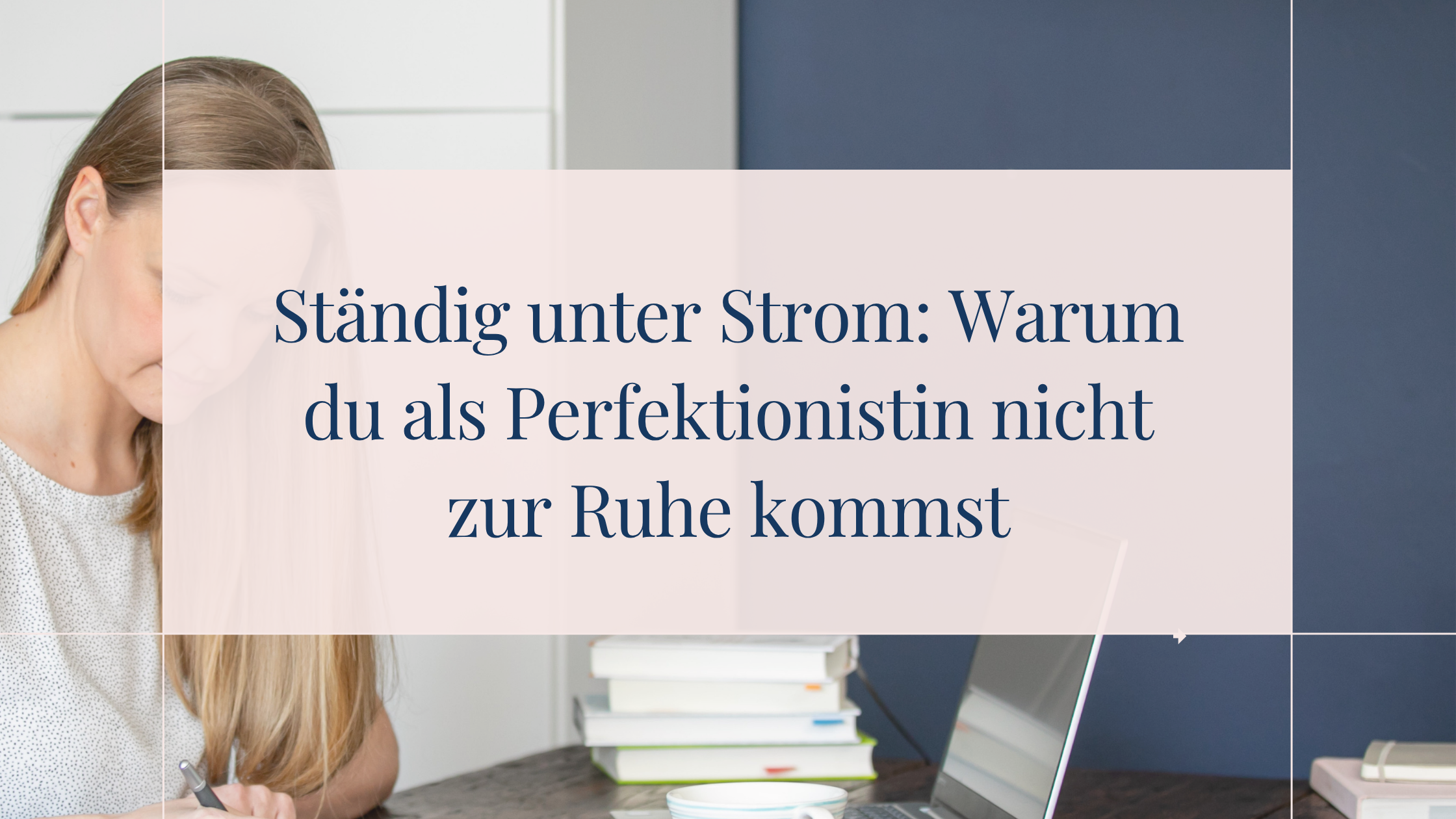 Erschöpfte Frau am Schreibtisch, die als Perfektionistin nicht zur Ruhe kommt