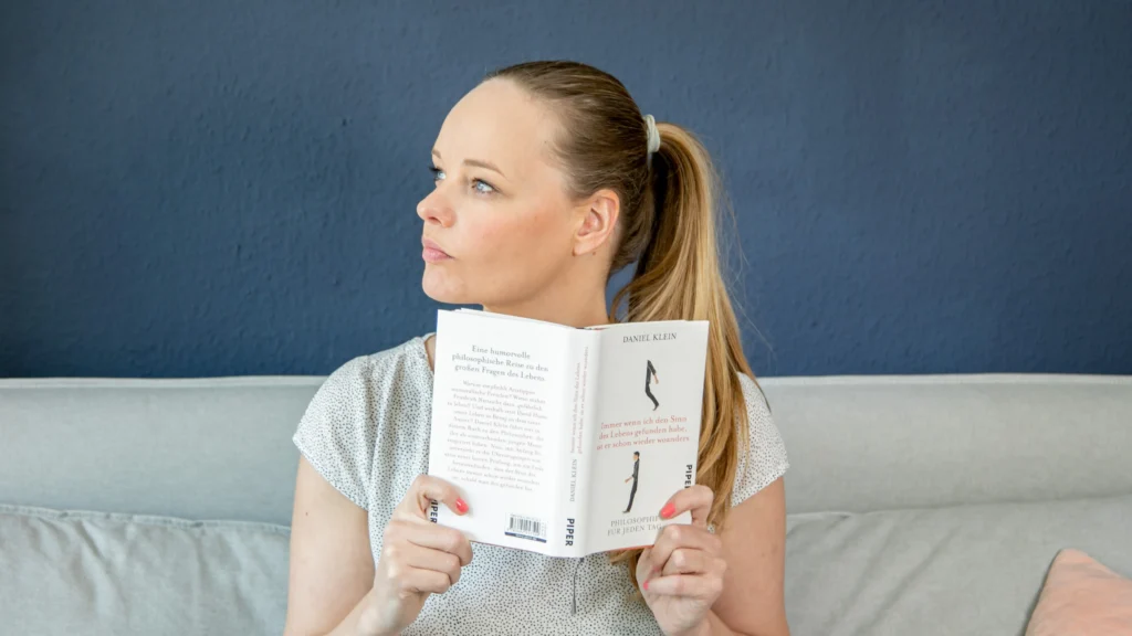 Katrin mit dem Buch „Immer wenn ich den Sinn des Lebens gefunden habe, ist er schon wieder woanders“.